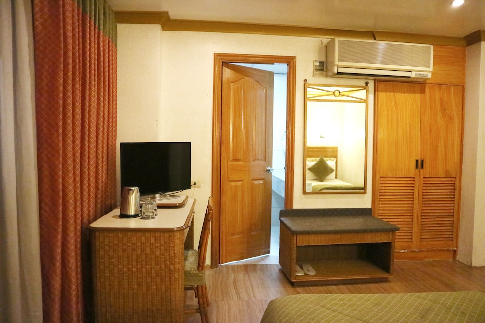Golden Pine Hotel 40/41