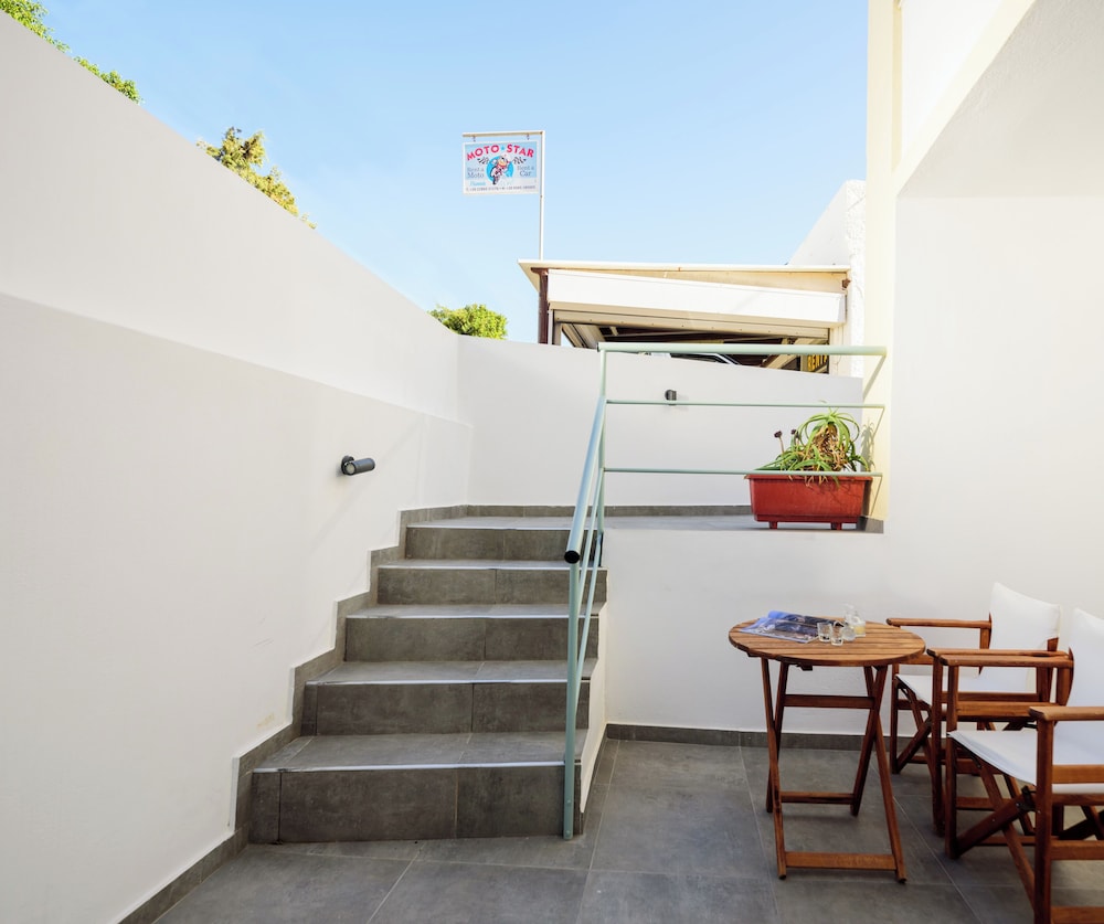 Karidis Hotel 32/48