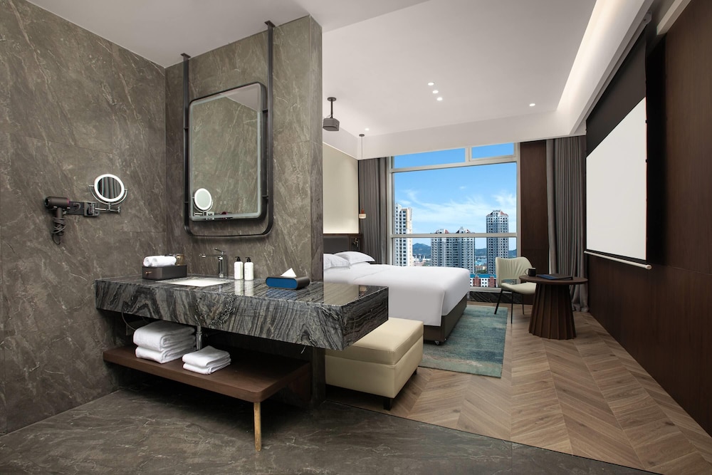 Deluxe, King Bed