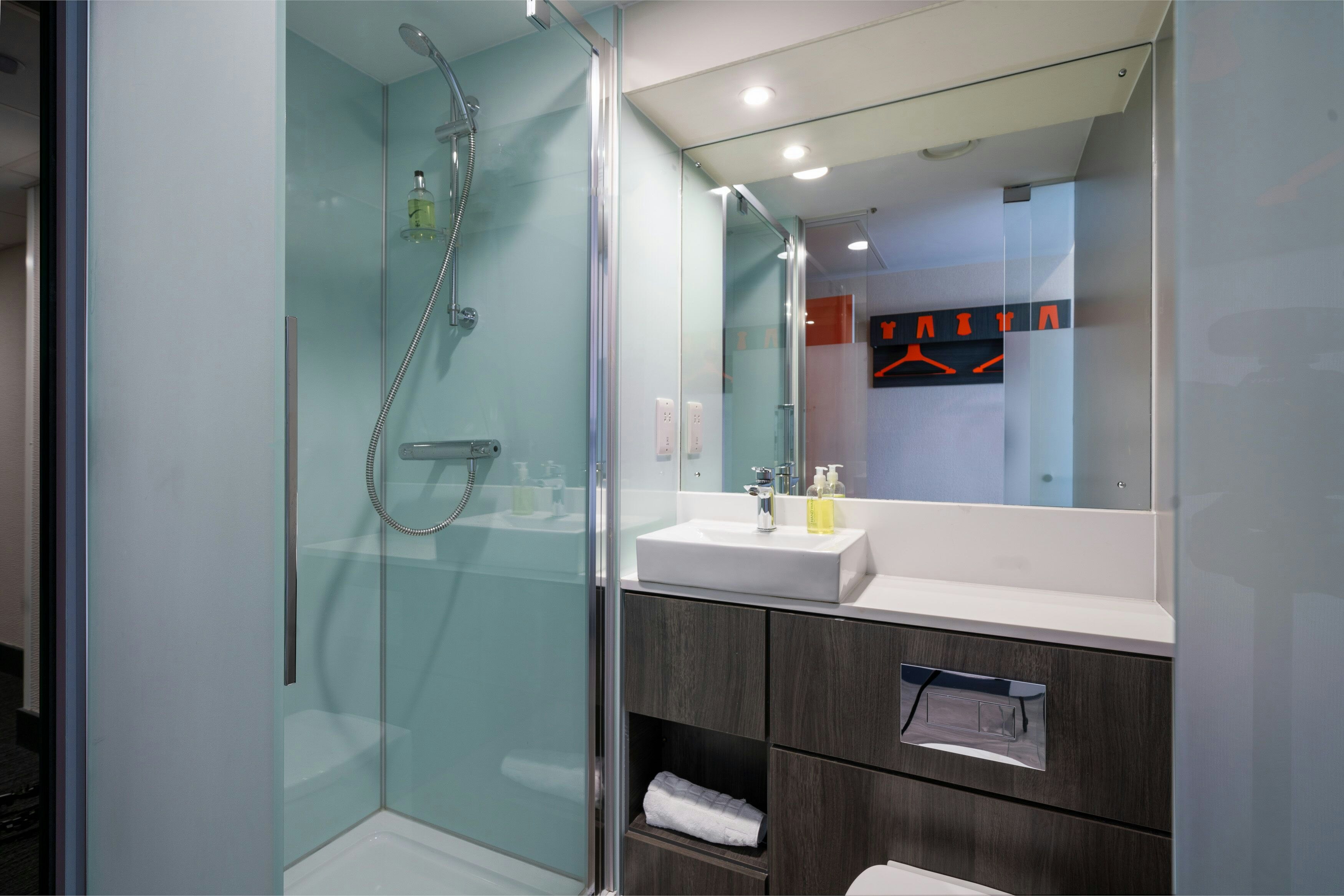 Room, Double Bed, No Window، easyHotel Oxford 3/5