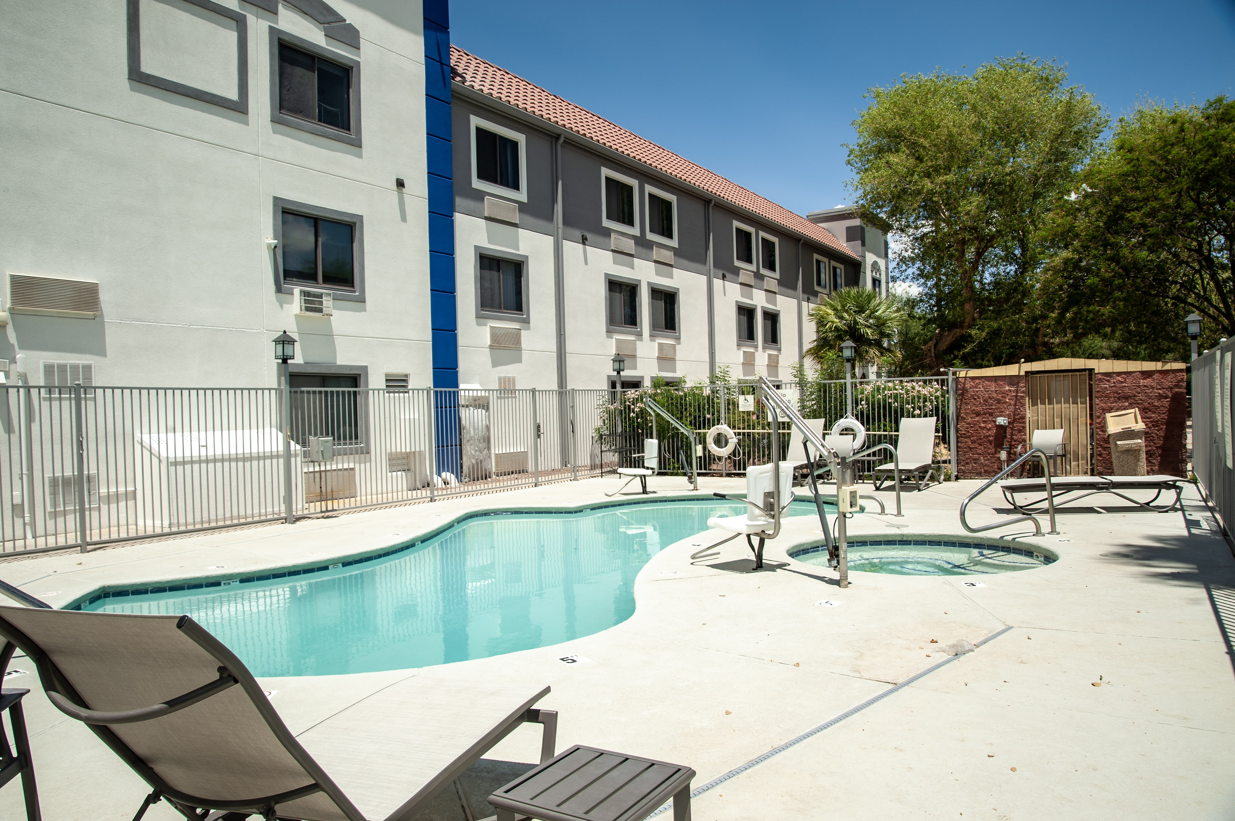 Holiday Inn Express Tucson Airport 68/75