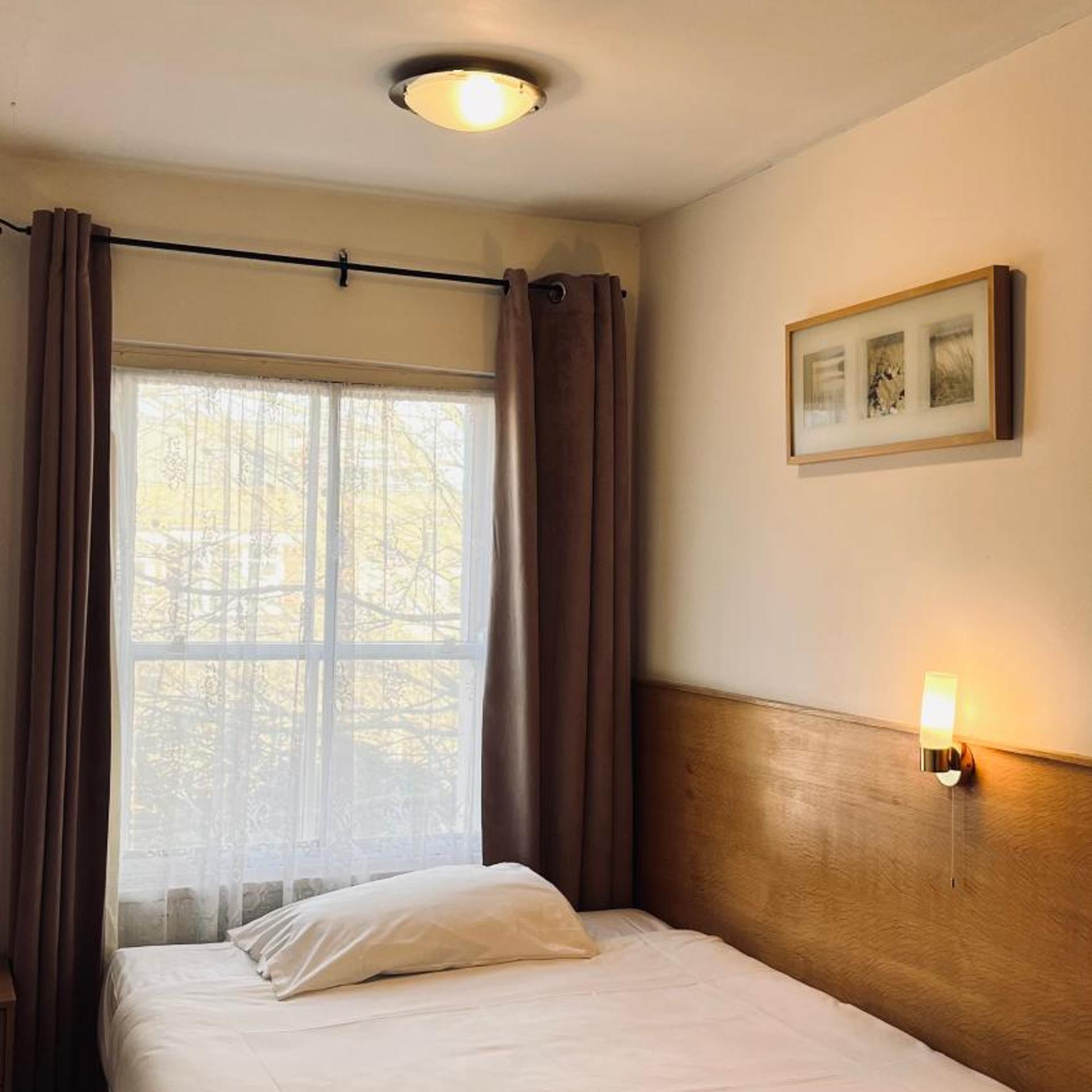 ROOM, SINGLE