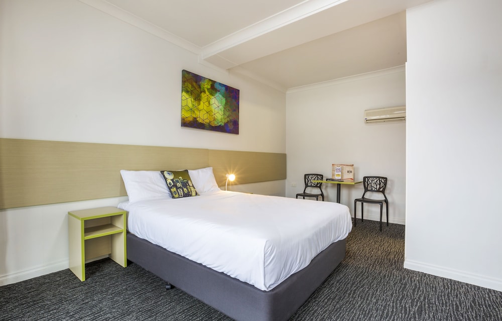 BOOMERANG HOTEL 8/48