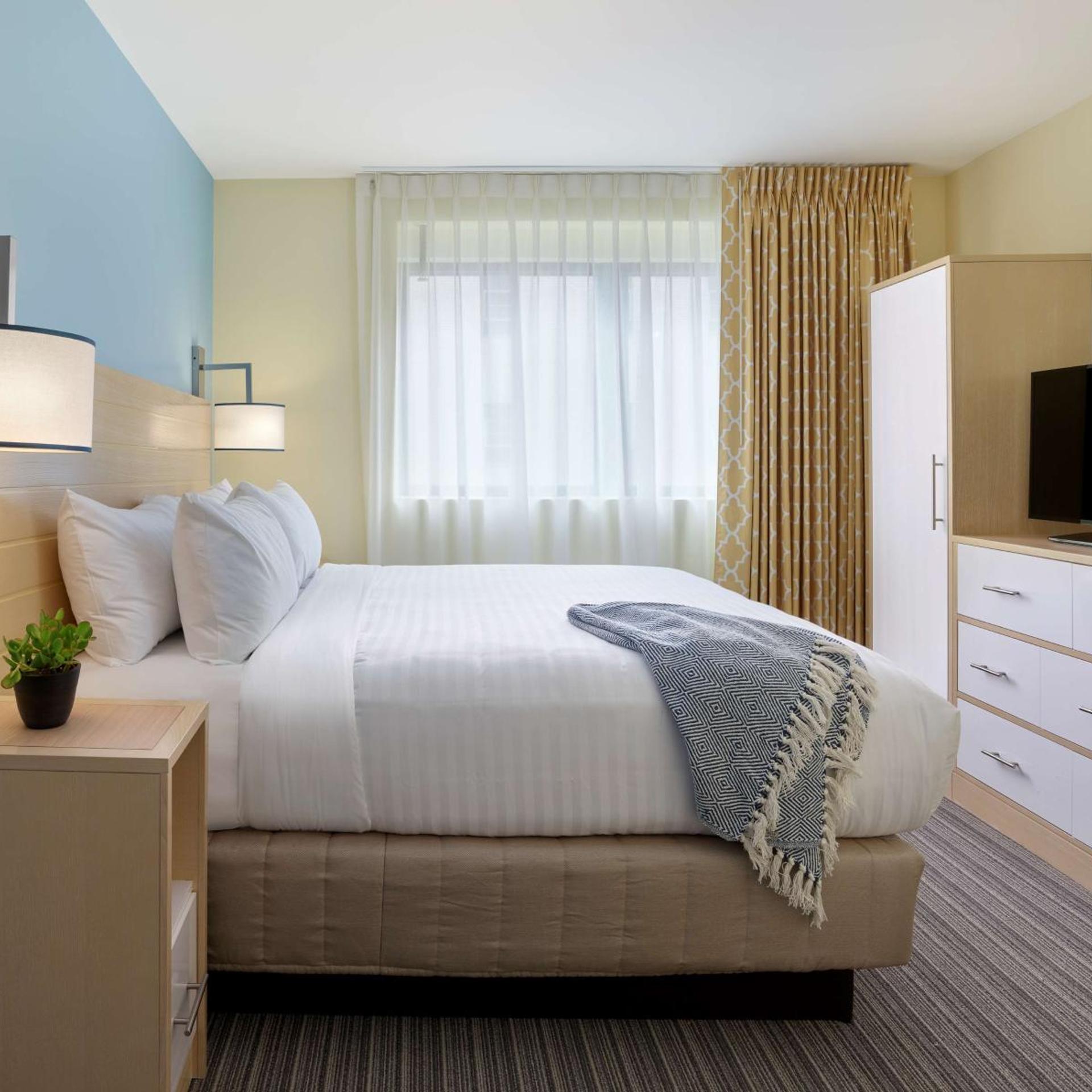 2 BEDROOMS, SUITE, 2 KING BEDS