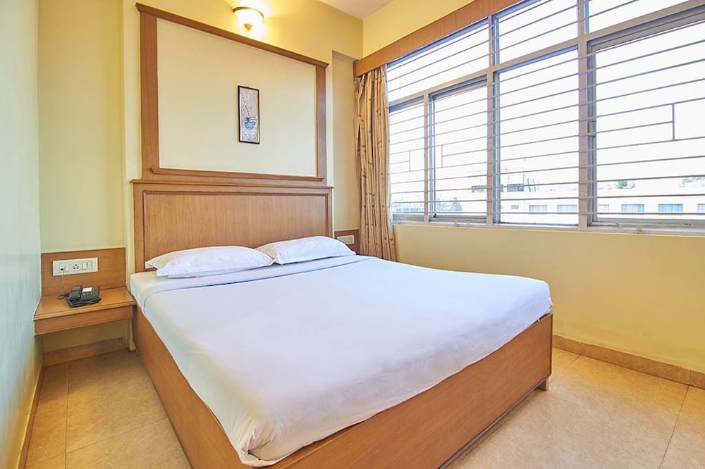 HOTEL ROOPA 11/63