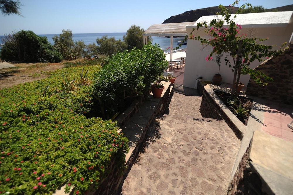 Akrotiri Hotel 44/50