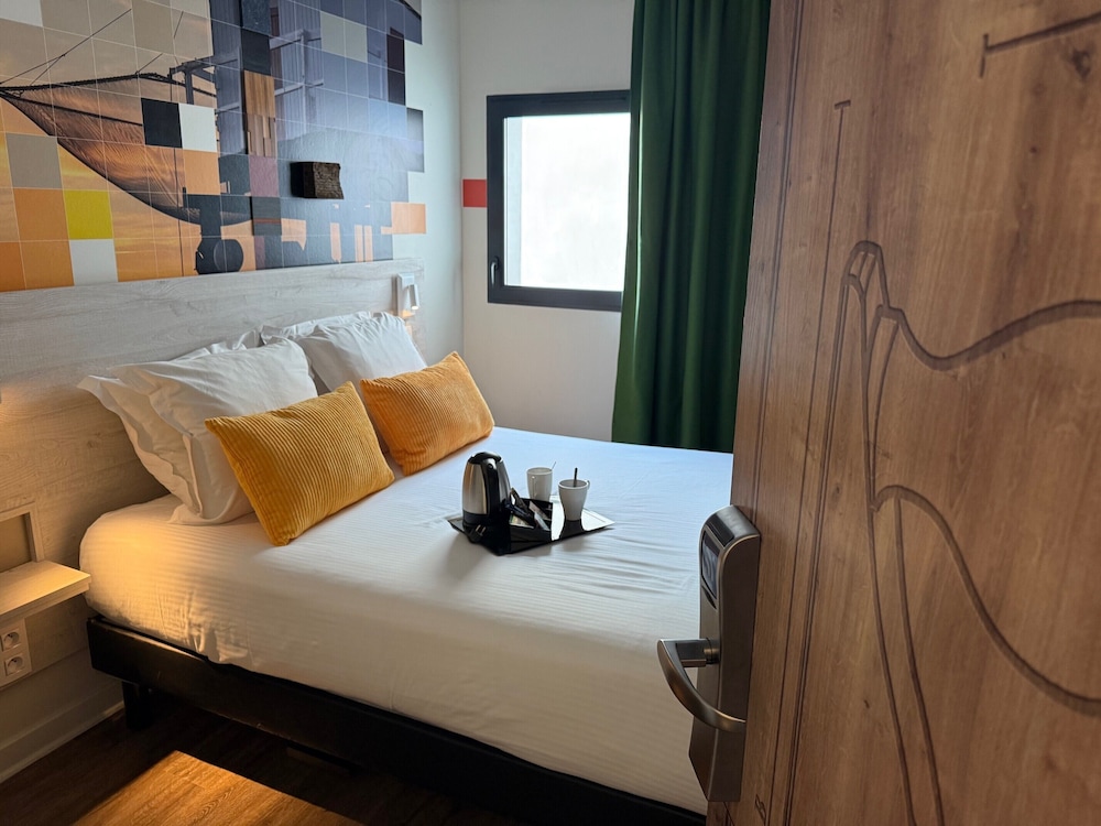 ROOM, DOUBLE BED