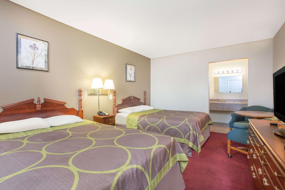 Rodeway Inn Glade Spring 13/24