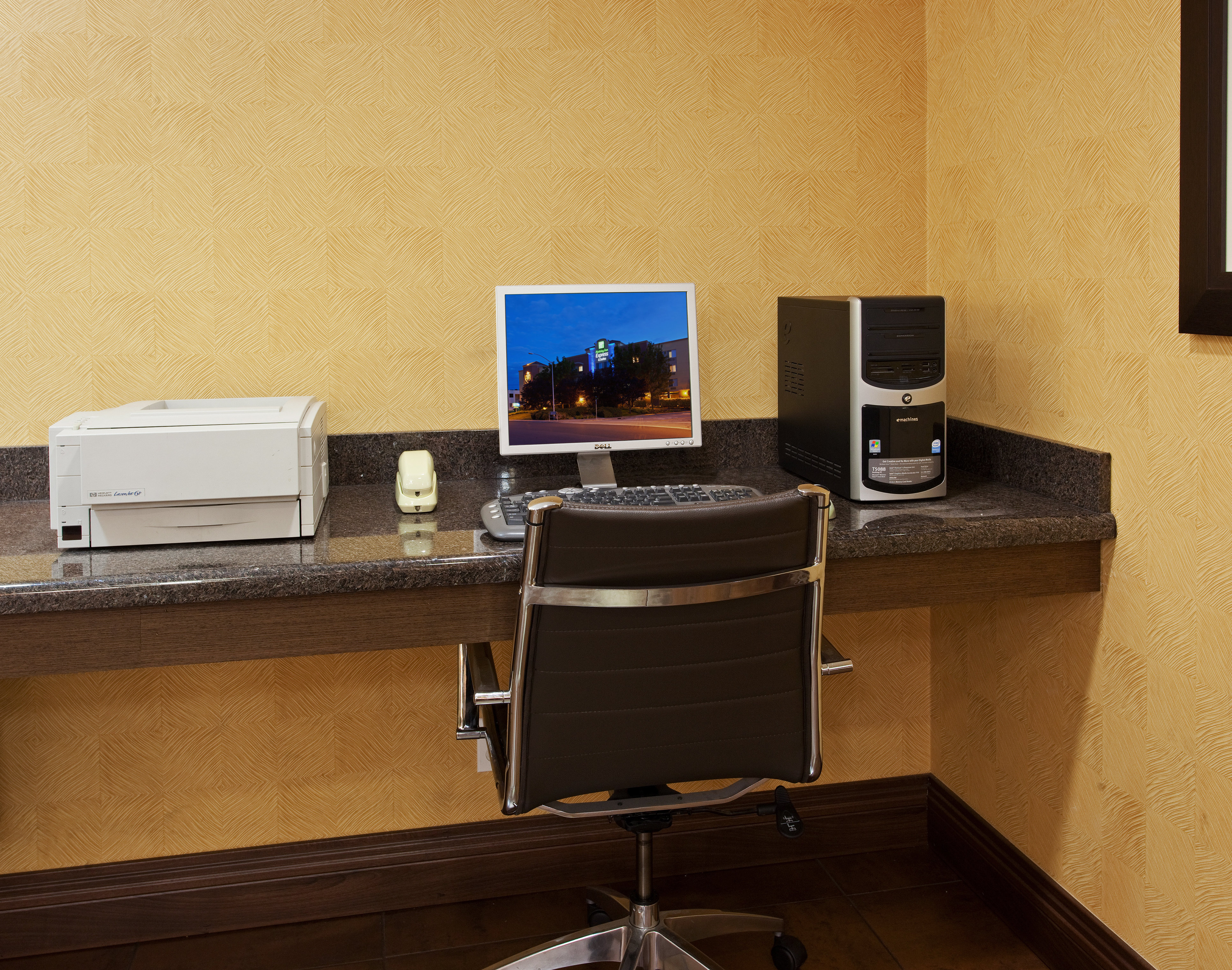 Holiday Inn Express Hotel And Suites Belmont 35/43