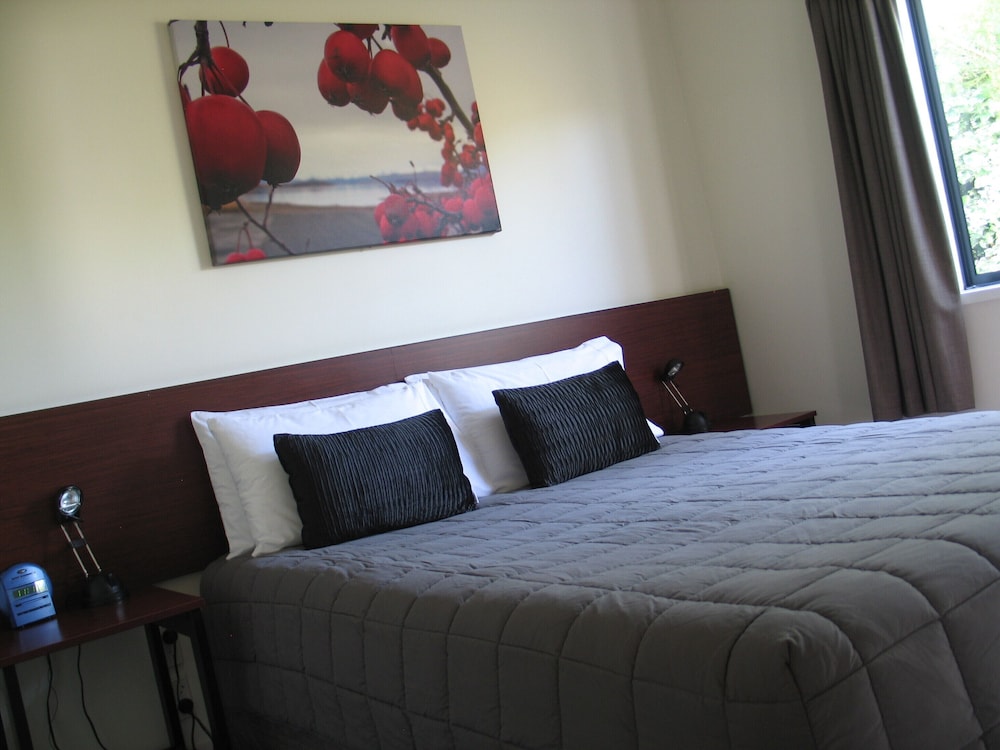 2 BEDROOMS, APARTMENT, JETTED TUB