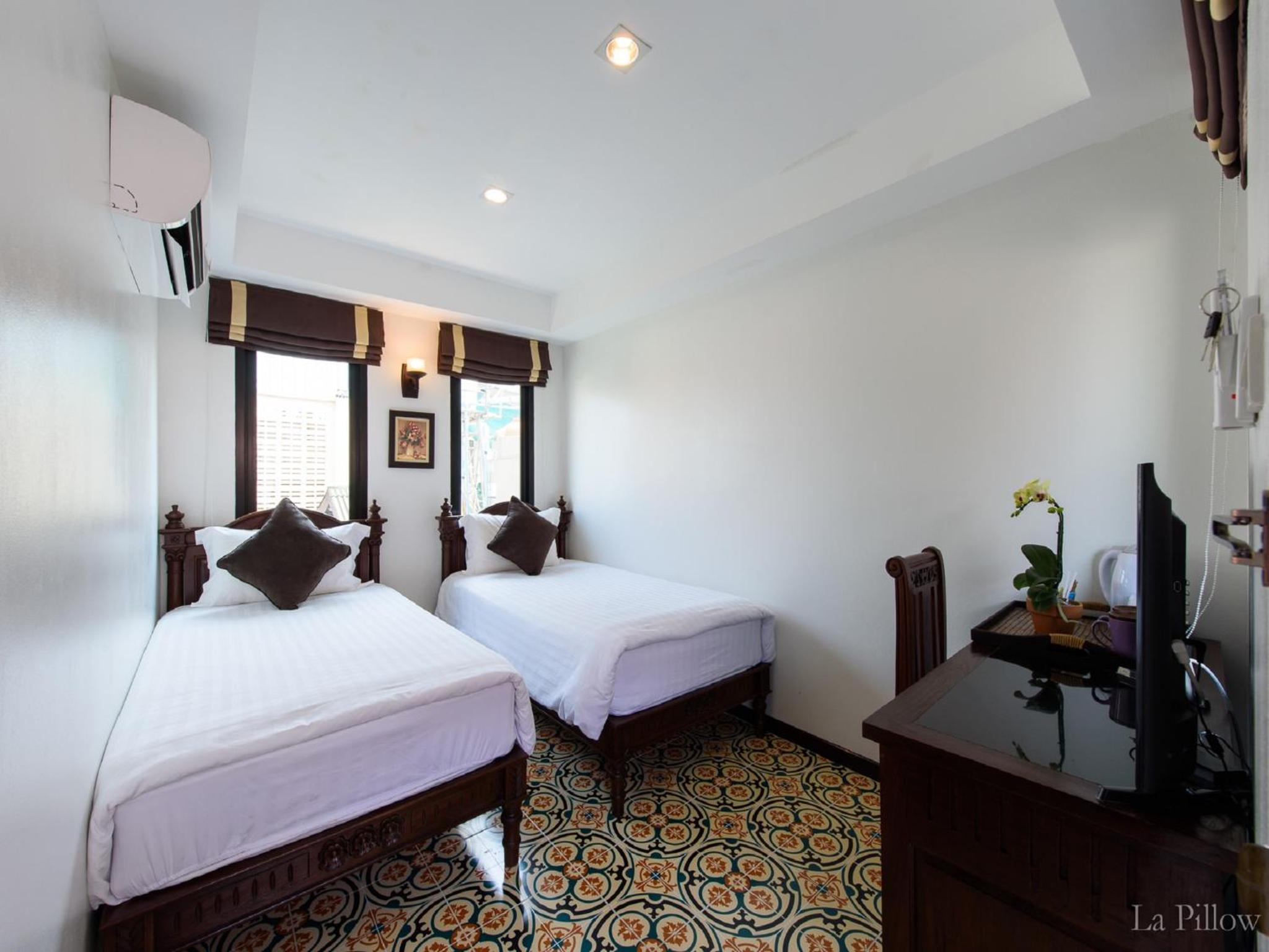 Standard, Twin Beds