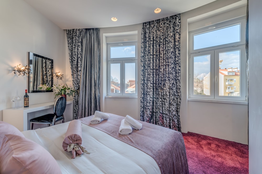 DELUXE, DOUBLE BED, CITY VIEW, SOFA