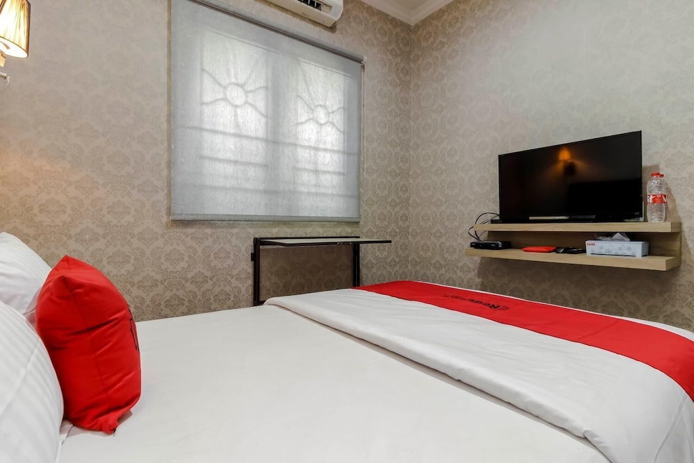 Reddoorz Plus Near Lippo Cikarang Mall 13/21