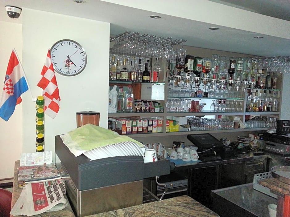 Hotel Croatia 18/25
