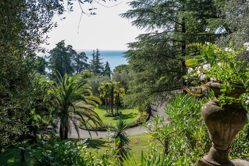 Hotel Villa Del Sogno 74/77