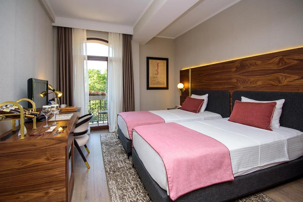 DELUXE TWIN ROOM