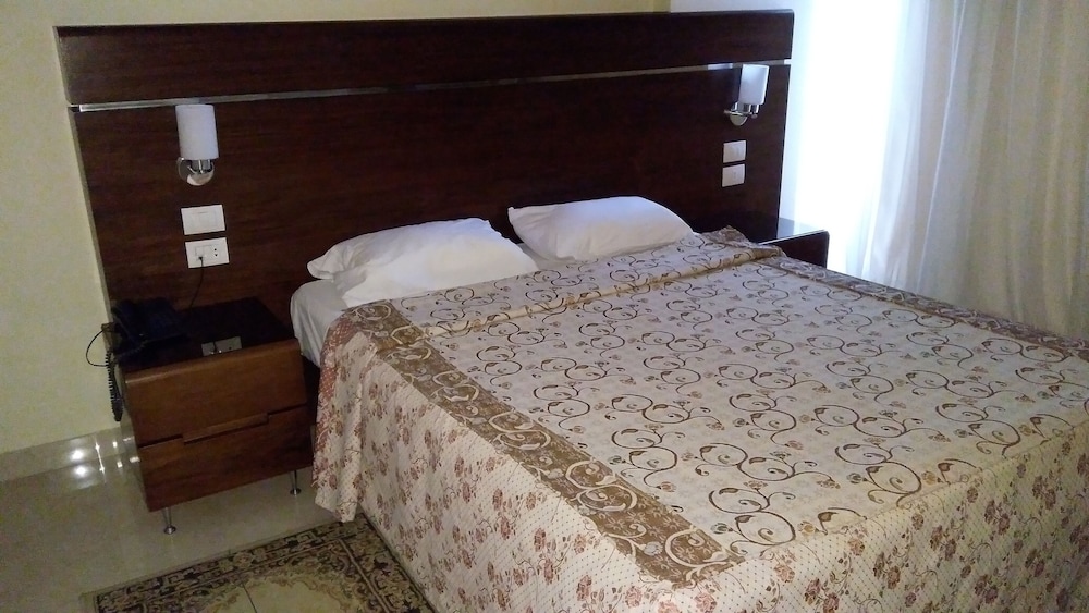 Pharaohs Hotel 30/64