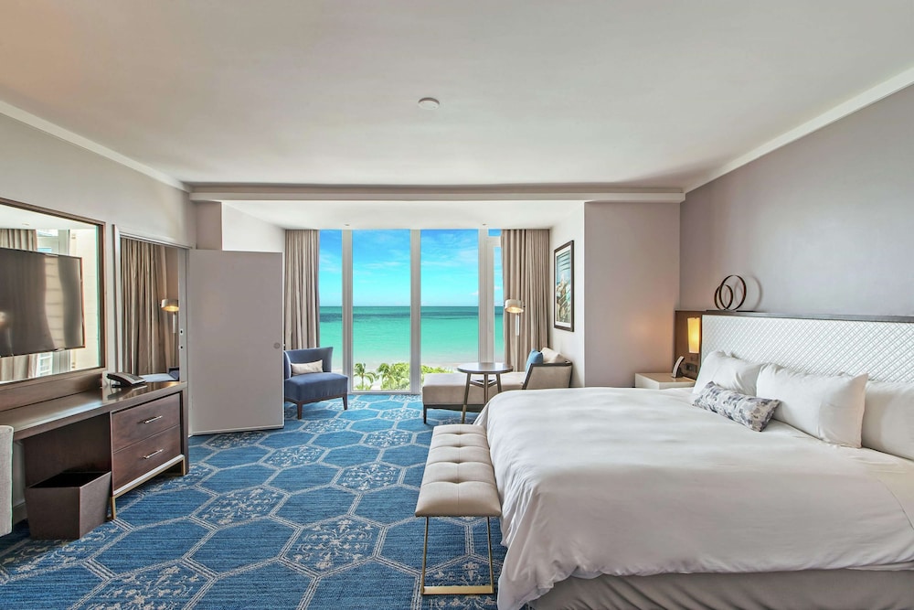 2 Bedrooms, Suite, 1 King and 2 Queen Beds, Partial Ocean View, Parlor