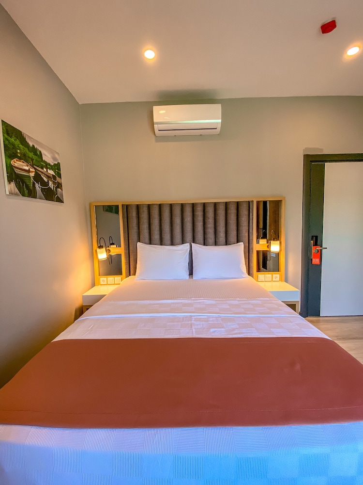 Lopera Deluxe Hotel 10/41
