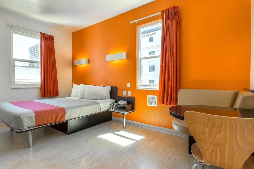 Motel6 San Diego, CA - Downtown 20/50