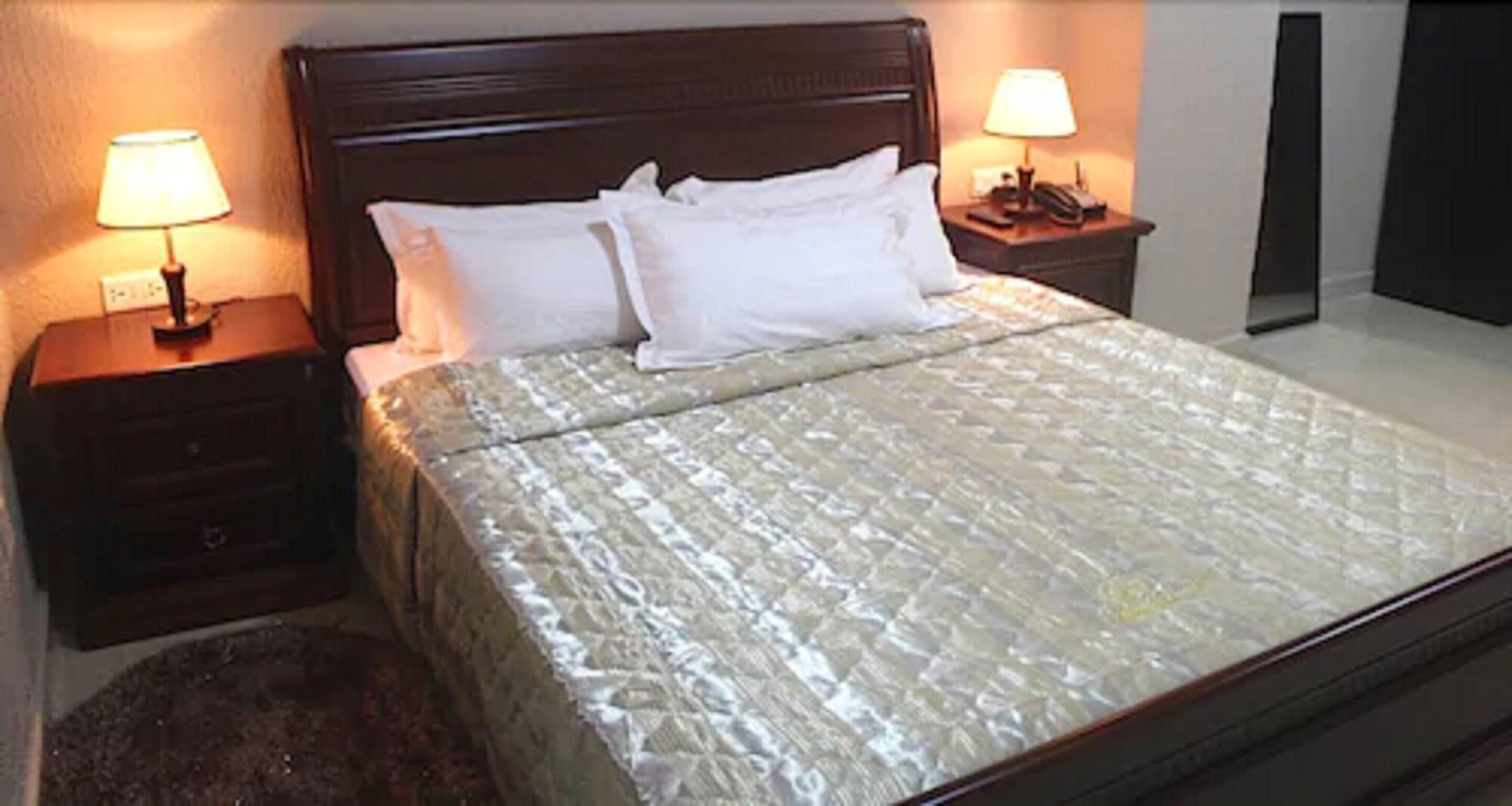 Corina Hotel 13/24