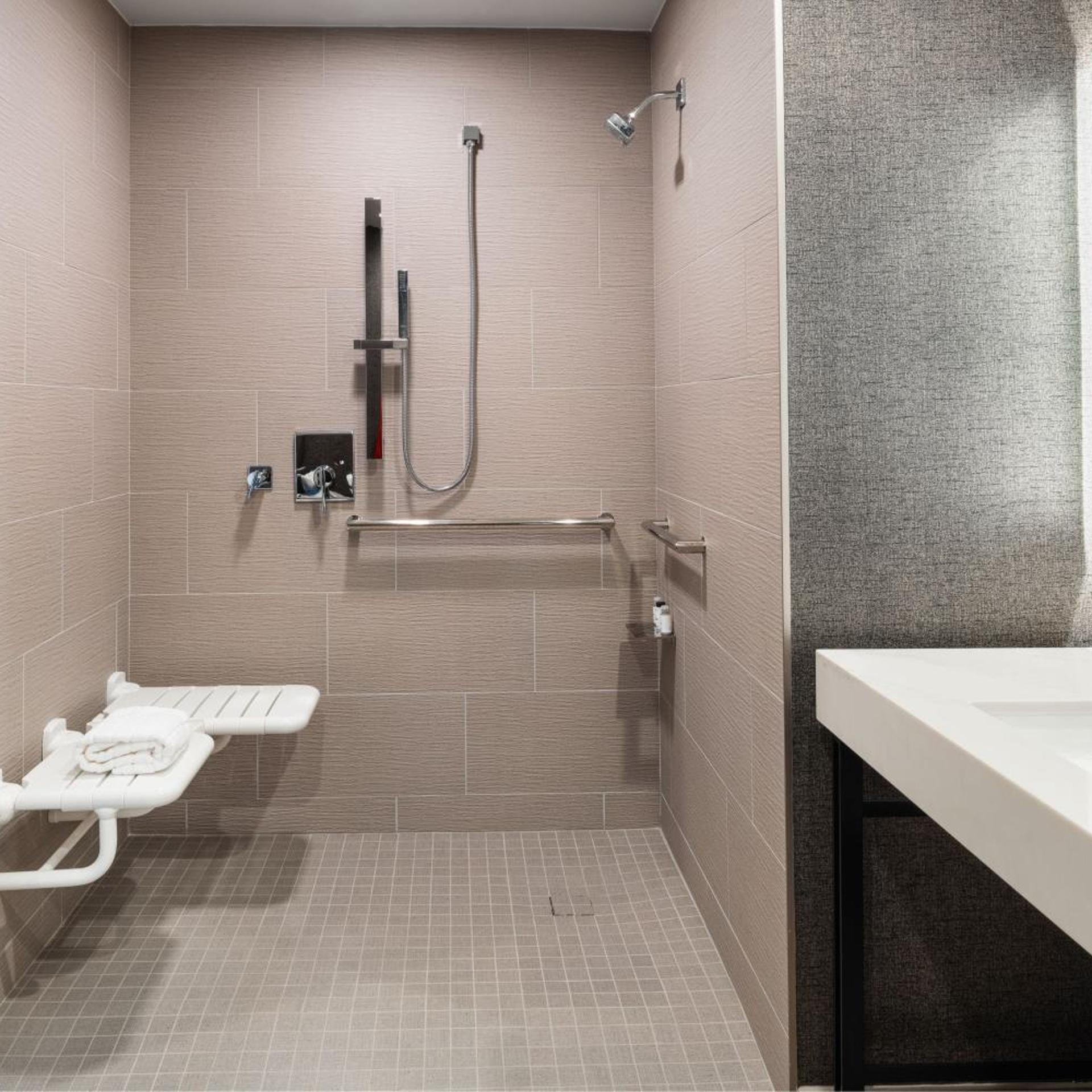 Guest Room, 2 Queen Beds, Golf Course View, Club Lounge Access، Sheraton Flowood The Refuge Hotel & Conference Center 6/8