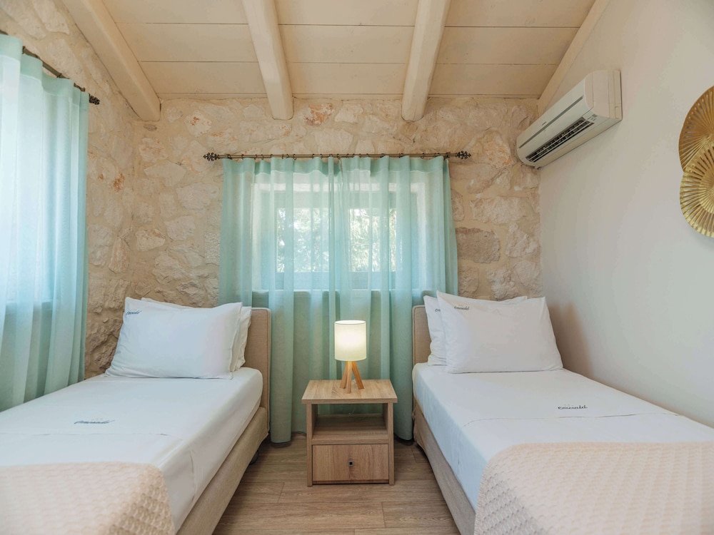 Emerald Villas 14/50