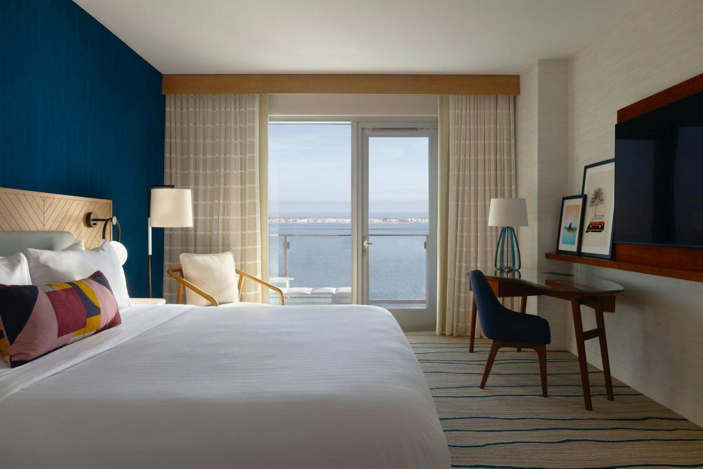 1 Bedroom, Luxury, Suite, King Bed, Bay View, Sofa, Balcony
