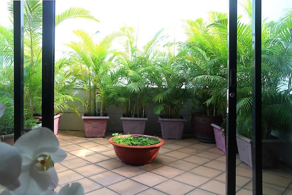 Saigon Apartments 66/72