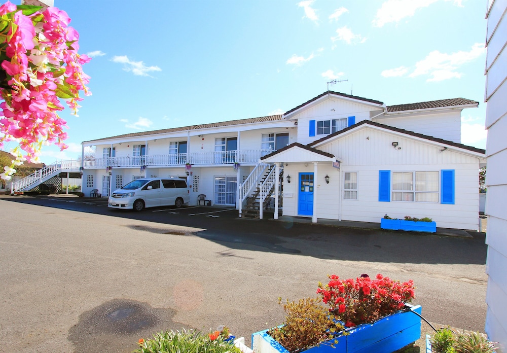 Golden Glow Motel 3/60