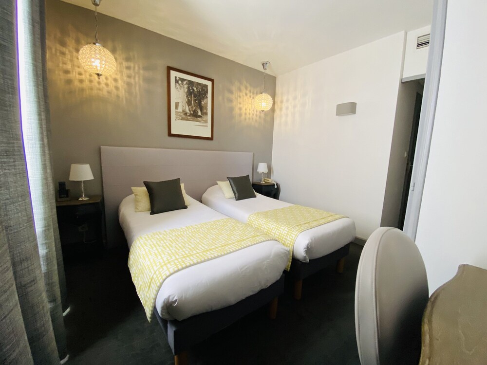 Brit Hotel Acacias 30/69