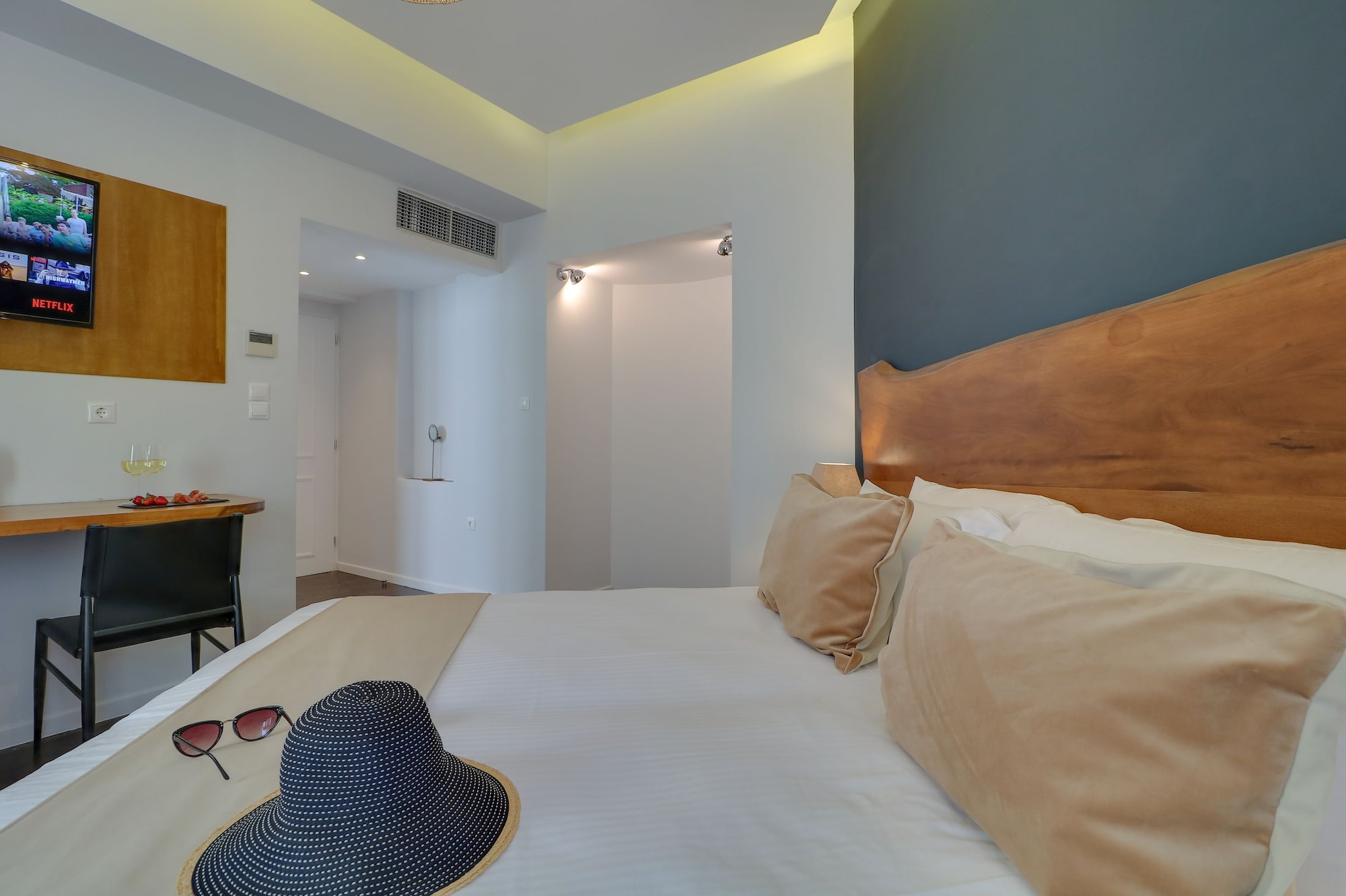 GRAND, KING BED