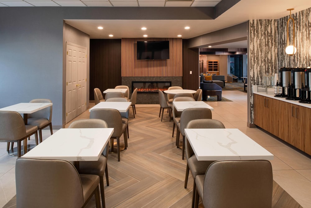 La Quinta Inn & Suites by Wyndham Seattle Sea-Tac Airport 38/48