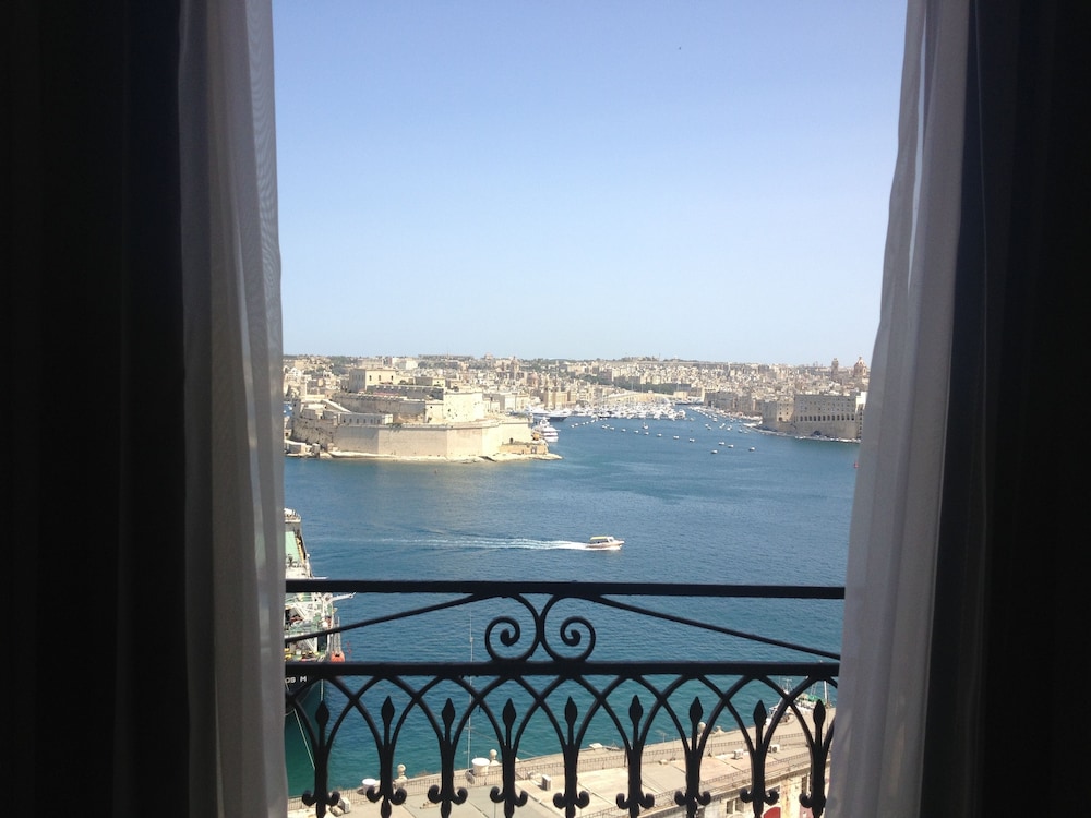 Grand Harbour Hotel 31/45