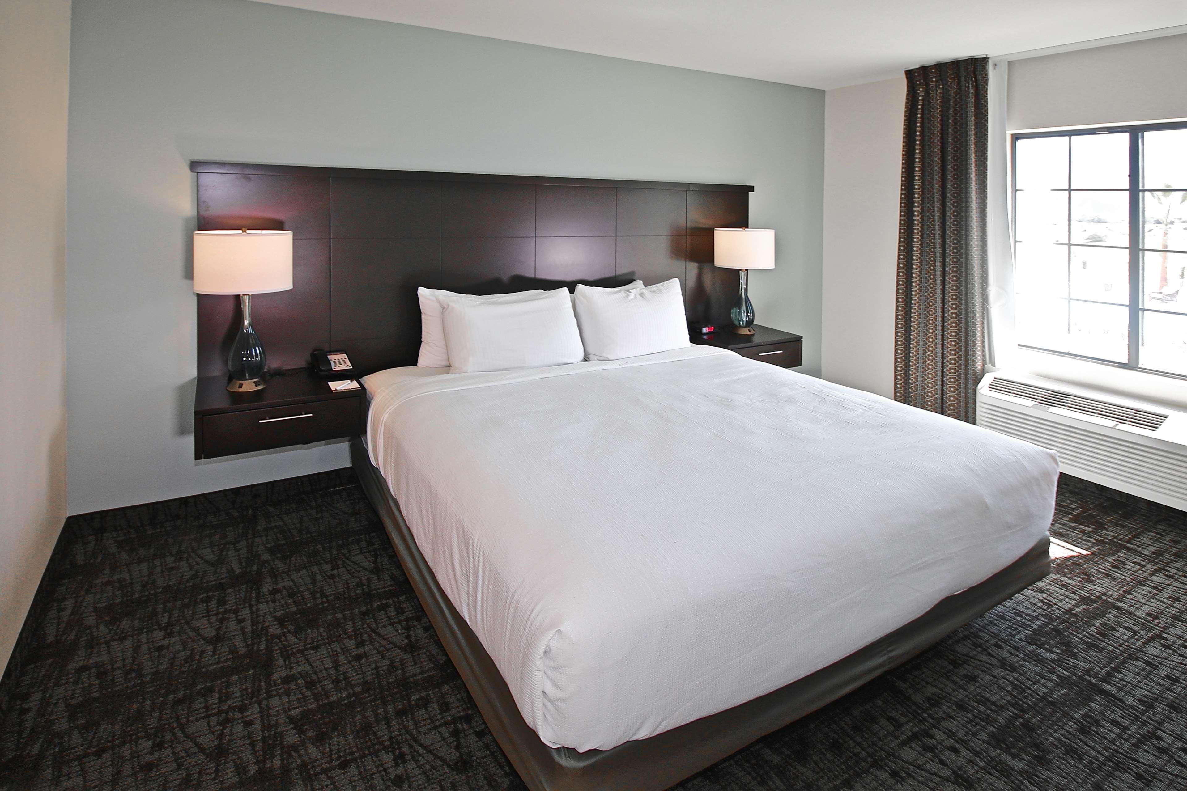 2 Bedrooms, Suite, 2 King Beds, Mountain View, 2 Bathrooms