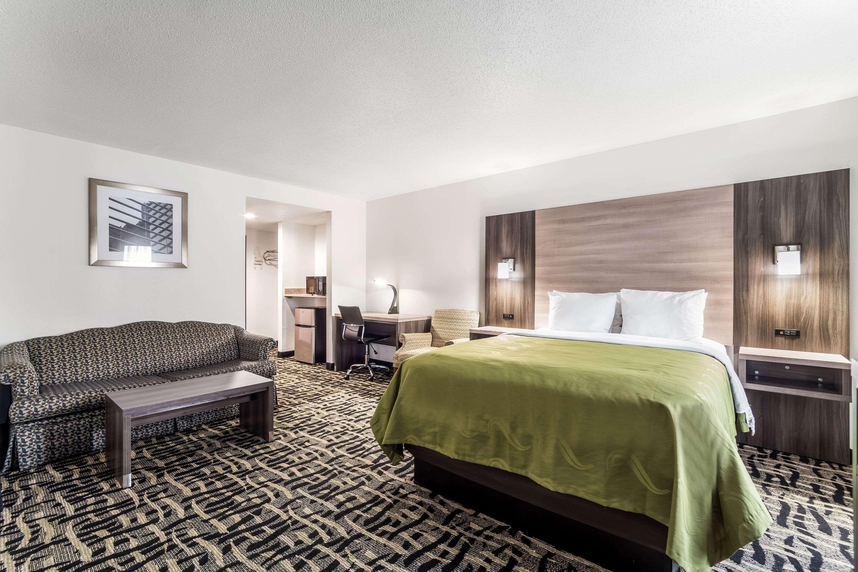 SUITE, KING AND QUEEN BED