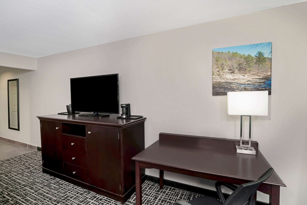 La Quinta Inn And Suites By Wyndham Cookeville 28/35