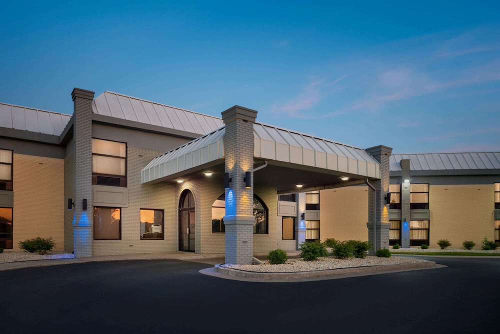 Days Inn and Suites by Wyndham Merrillville 2/28