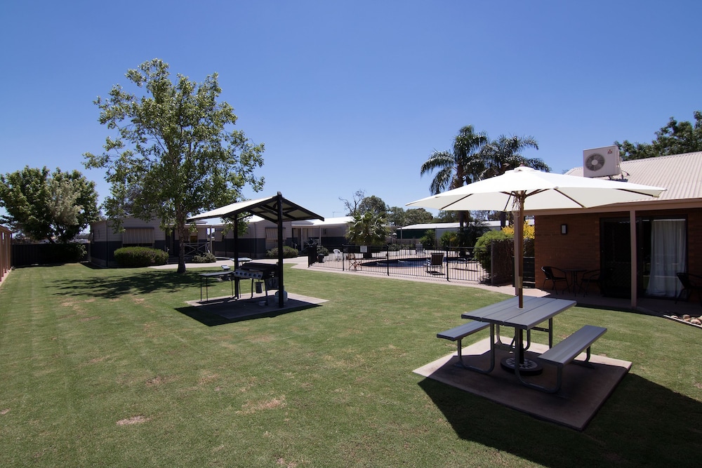 Ashleigh Court Motor Inn 44/53