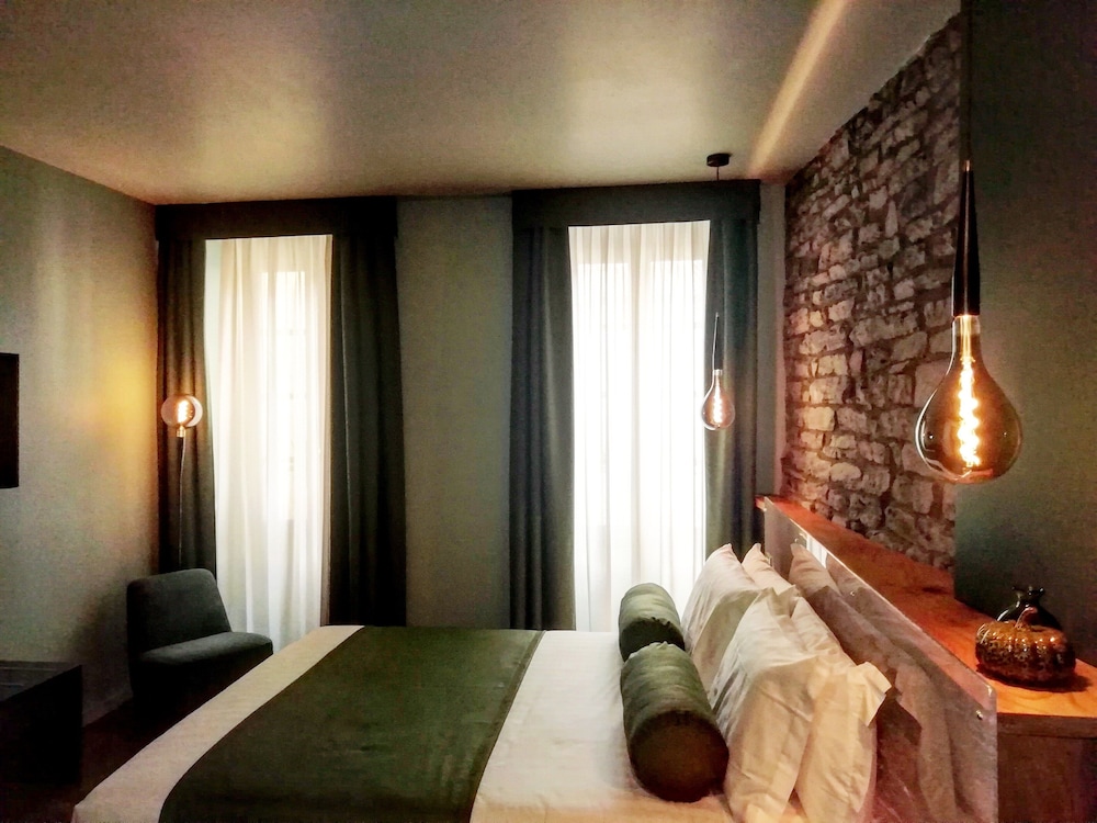 73 Boutique Hotel 9/43