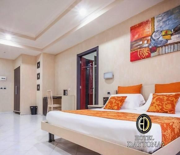 ROOM, DOUBLE BED