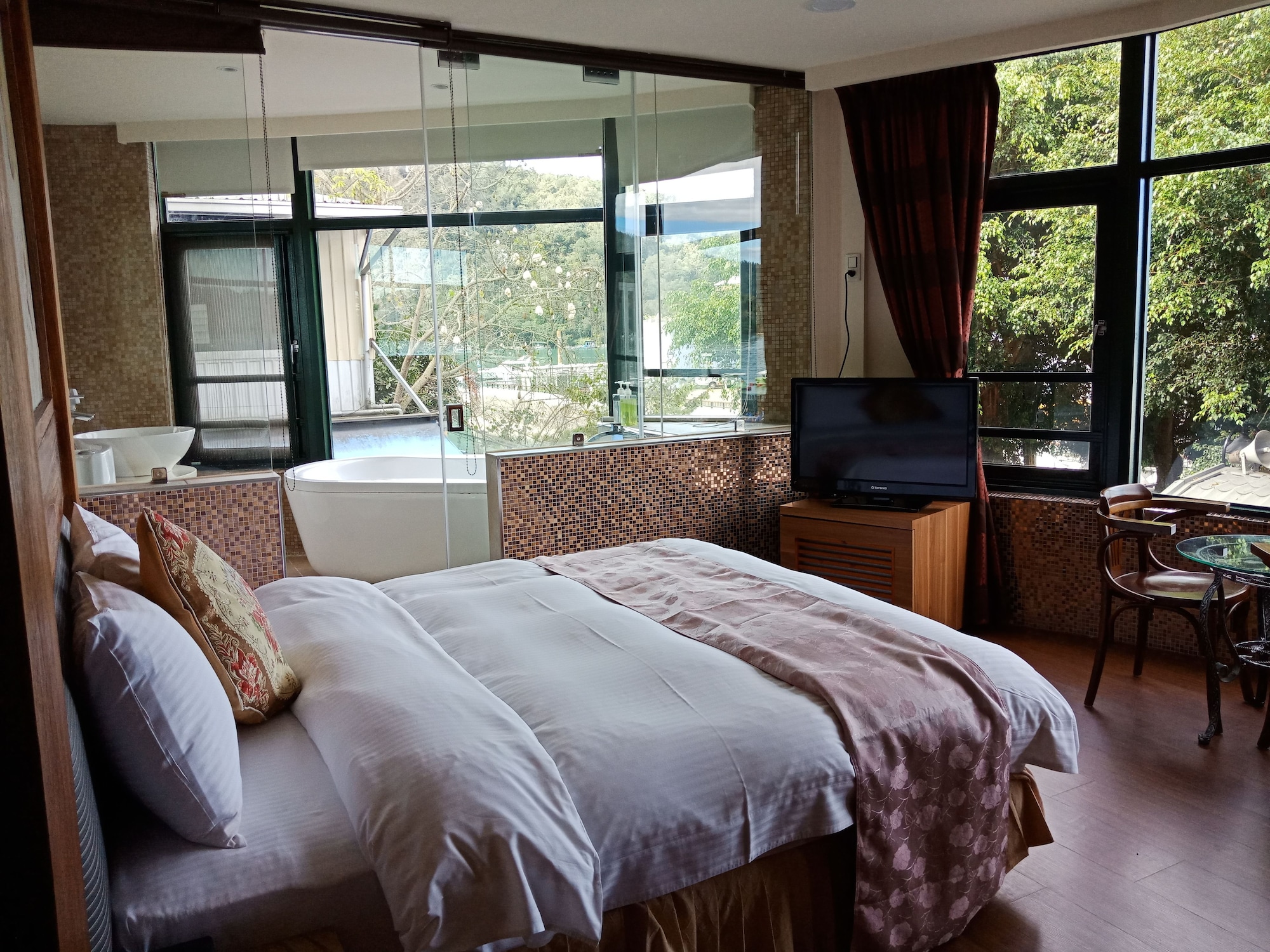 DELUXE, DOUBLE BED