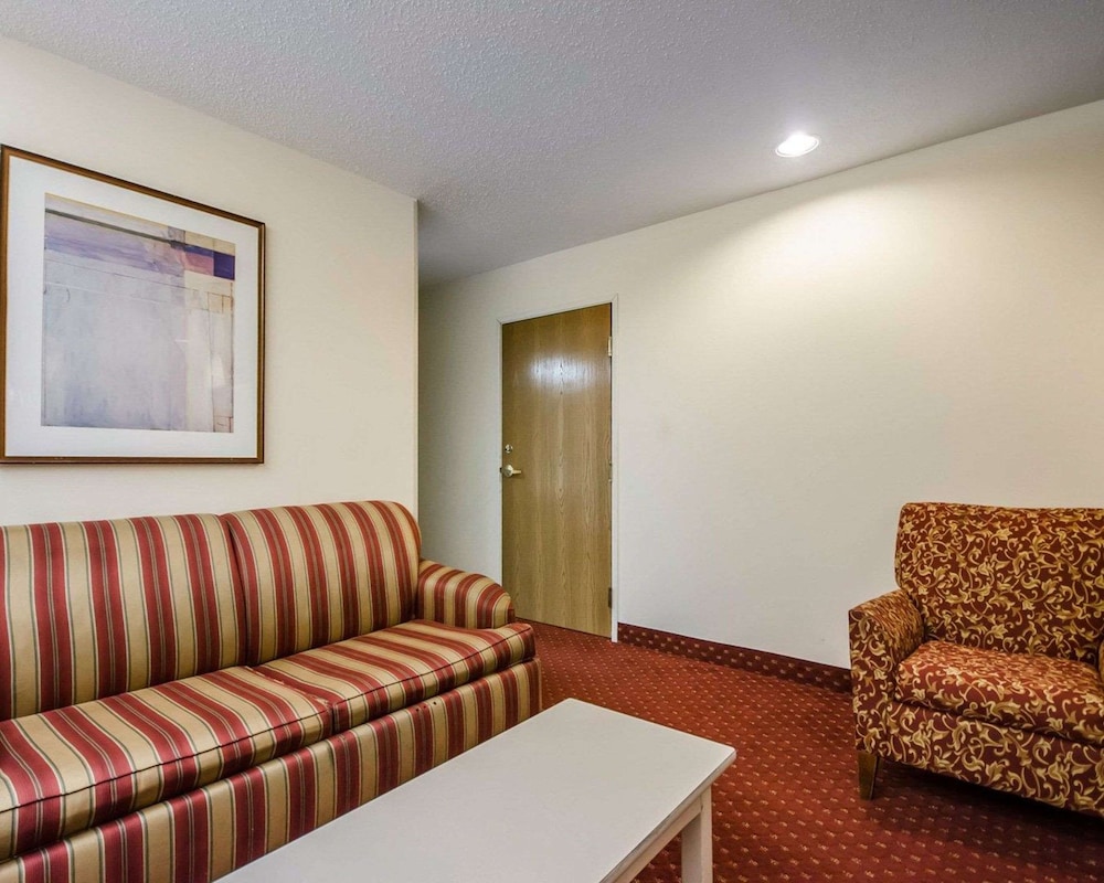 Econo Lodge Inn & Suites Evansville East 25/40