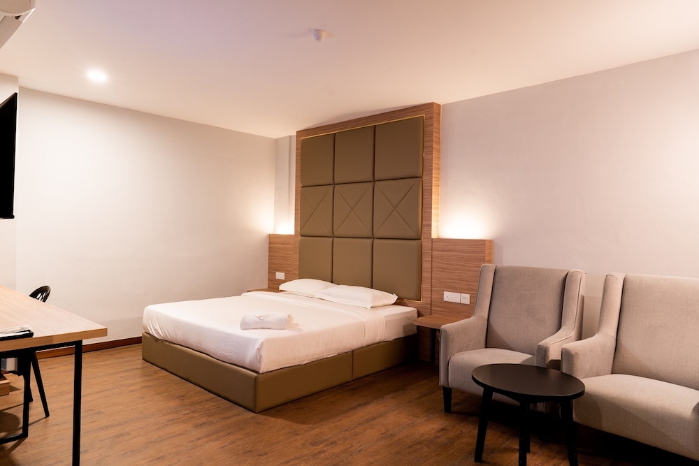 RM Hotel Muar 79/118