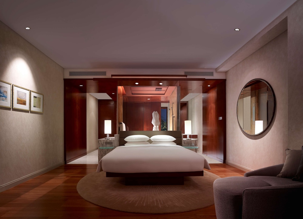 GRAND, KING BED