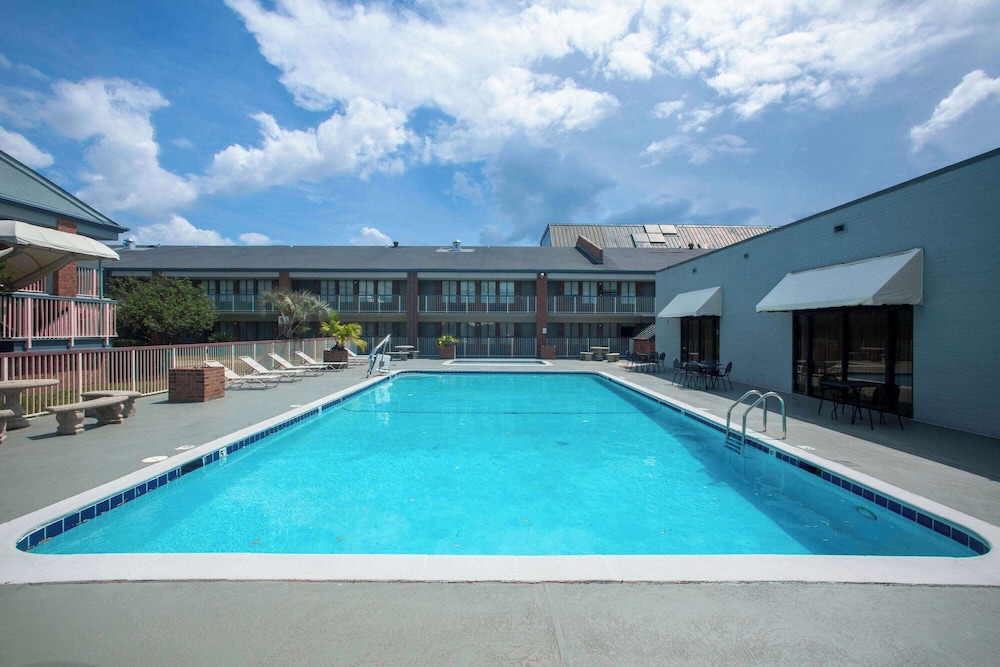 Days Inn By Wyndham Mobile I-65 21/25