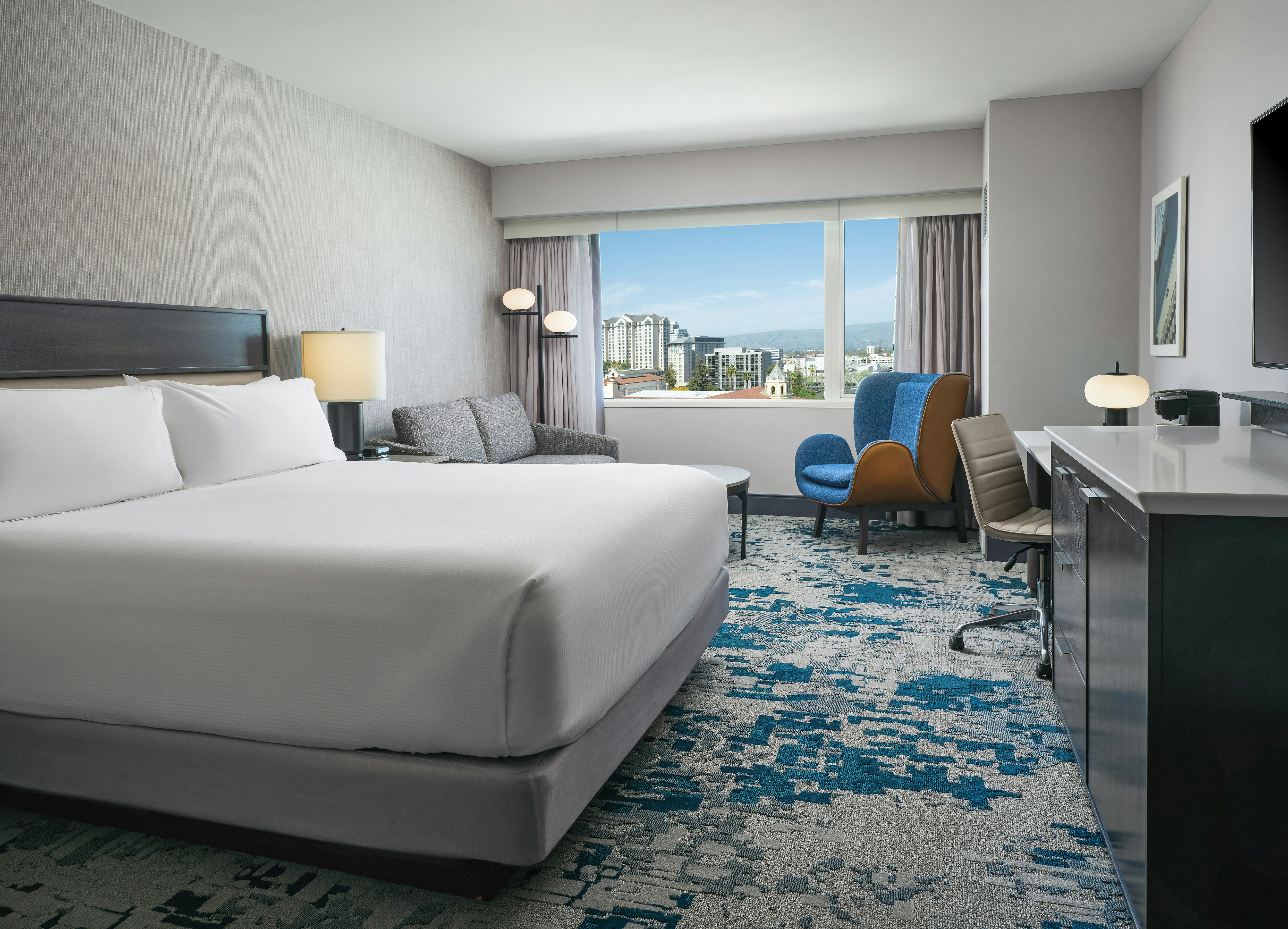 ROOM, KING BED, CITY VIEW