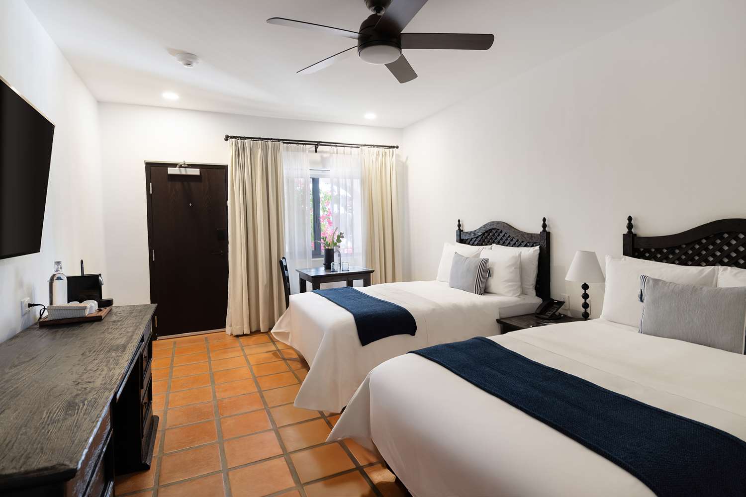 GUEST ROOM, 2 DOUBLE BEDS