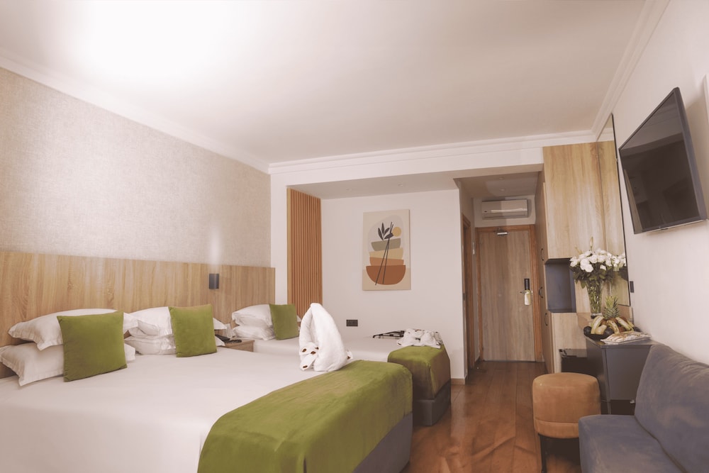 غرفة عائلية بسرير كوين وسرير فردي بإطلالة على الحديقة مع أريكة، Argana Hotel 10/10