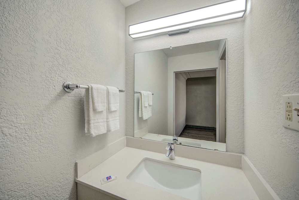 Deluxe, 2 Queen Beds, Motel6 San Antonio, TX – I-35 North Corridor 5/7